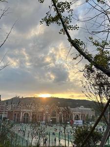 人潮拥挤我能感觉你是什么歌